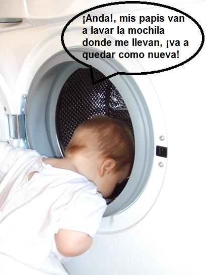 Bebé asomándose a la lavadora